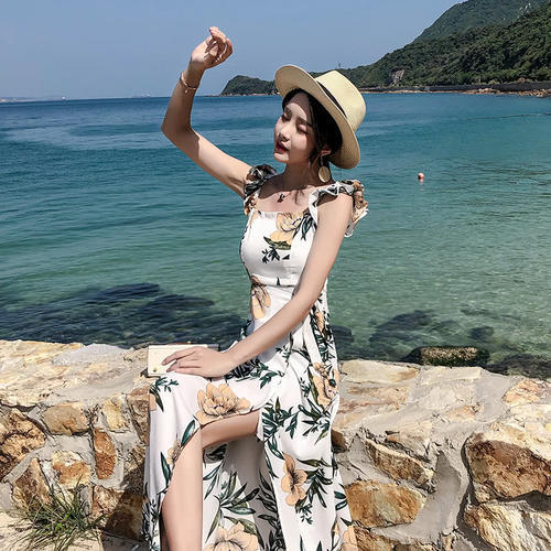 快来一饱眼福，今年这些沙滩裙绝对吸睛，显嫩又高挑