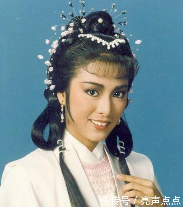 成龙曾追求她8年,相恋24年男友因病去世,守寡