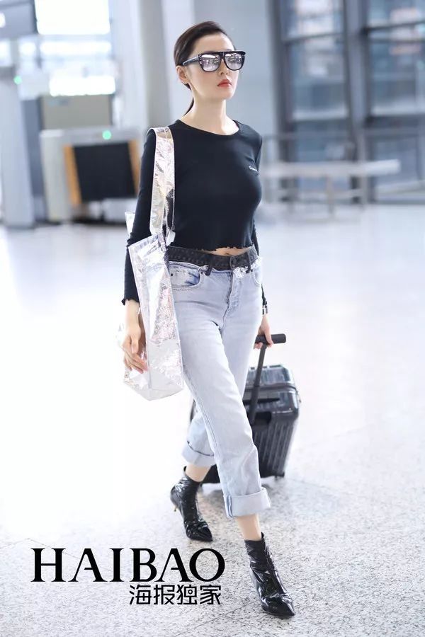 瘦回巅峰的赵薇年轻10岁!白百何这脸是怎么了?【海报街拍】