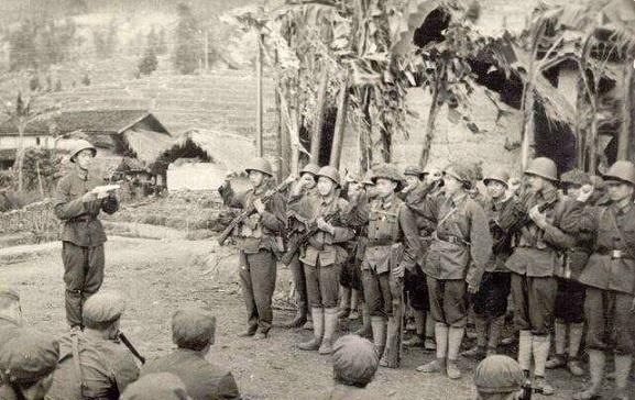  退伍老兵|拒绝上军校，退伍老兵娶战友姐姐帮尽孝，33年认了18位