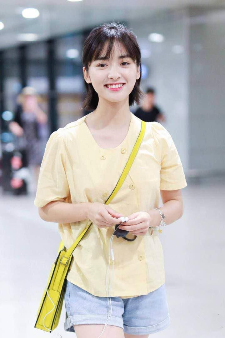 沈月的腿终于细了，机场炫腿，“泥石流”到“清流”的成功转型?