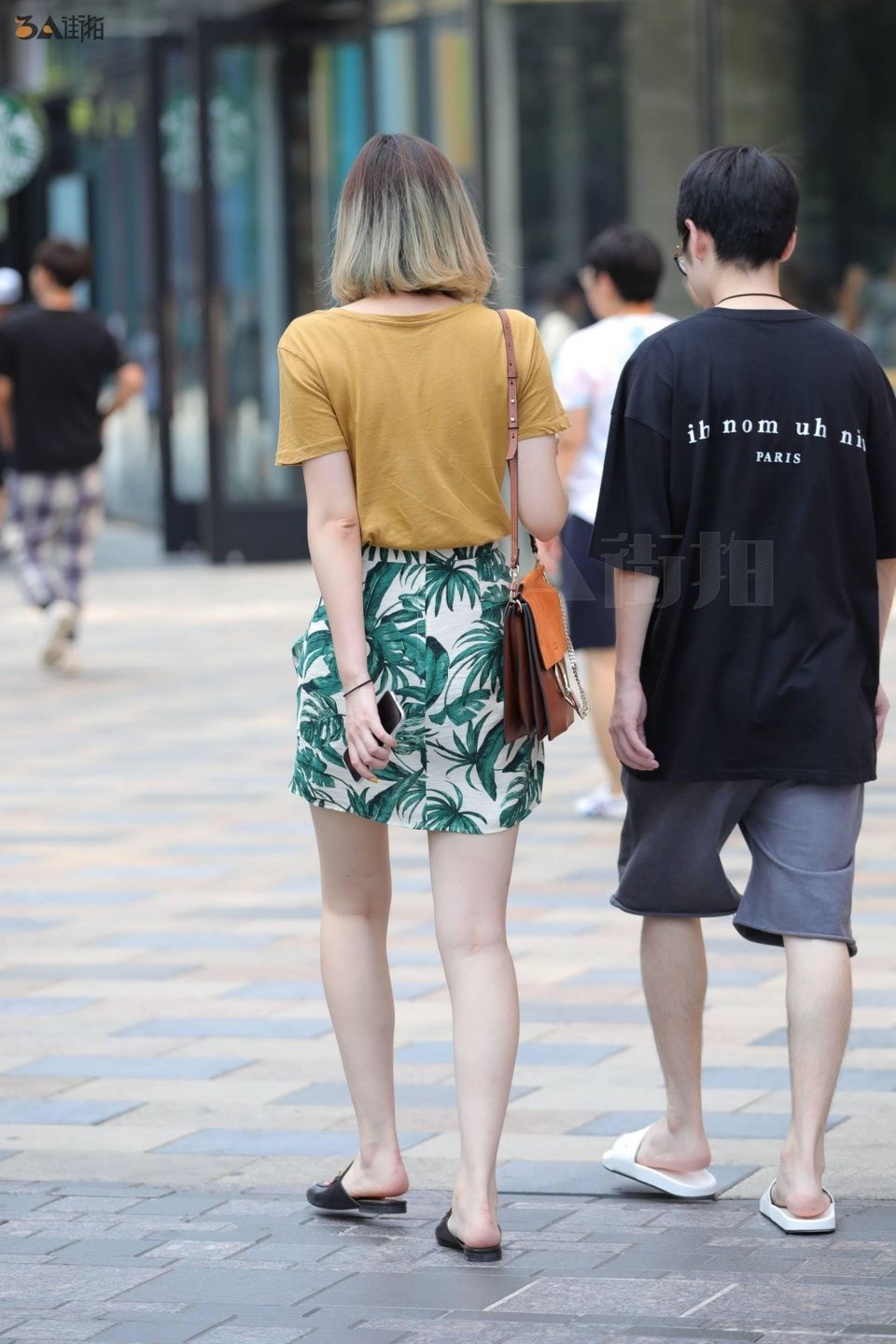 美女的身材好丰满，衣服穿搭的也不错，男友的半袖有点吓人