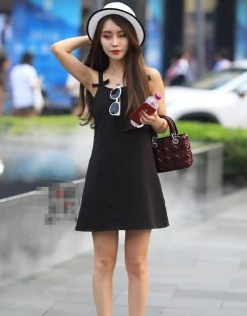  『气质』街拍：温柔可人的小姐姐，一条黑色的连衣裙，时尚靓丽气质迷人