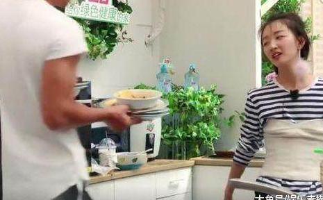 三千块的束胸衣, 让周冬雨穿的尴尬无比, 连黄晓明都问这穿的是啥