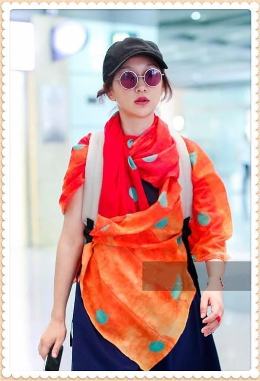 本以为Hebe把丝巾当披肩够时髦了，可看到周迅的穿法，我沉默了！