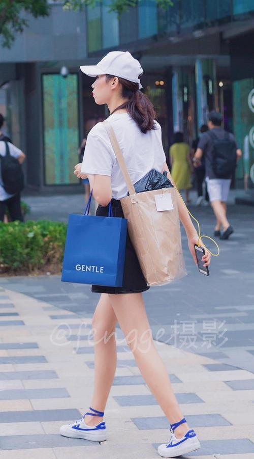 街拍背影不一定多么性感，但一定要有意思，你觉得呢？