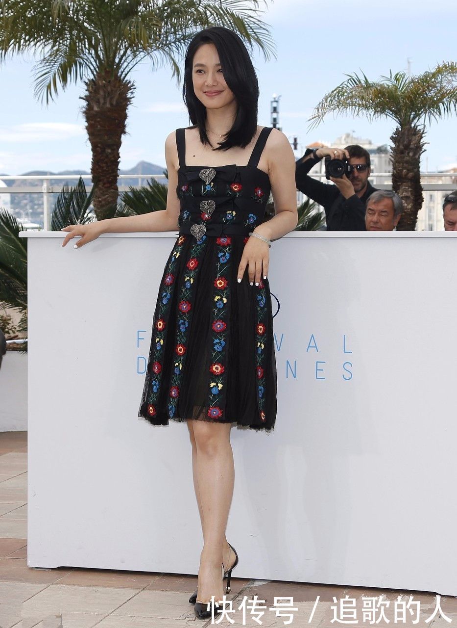 许晴虽然也美，气质也还不错，但站在周韵身旁就很一般了！