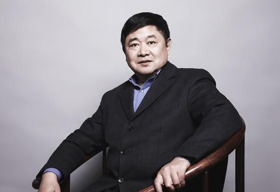 599岁的故宫灯光秀走红，一年卖周边赚15亿，全因这个快退休老头