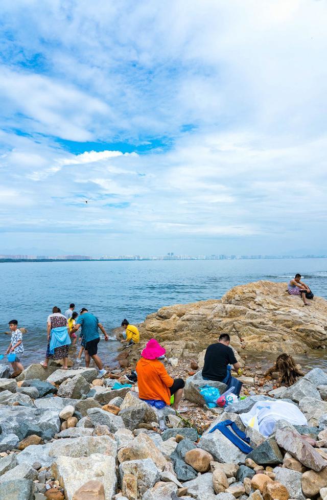 台风劫后北戴河，游客忙赶海有人捞一筐，沙滩太腥了！