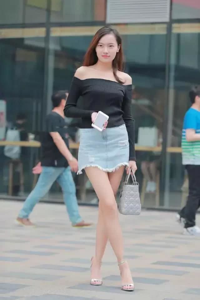 街拍：小姐姐一字肩风情万种，“筷子腿”360度无死角