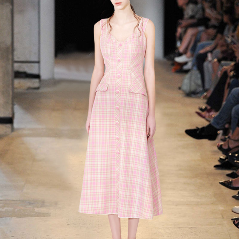 高调礼服裙让人瞩目，优雅裁剪尽显轻奢魅力，一款hold全场