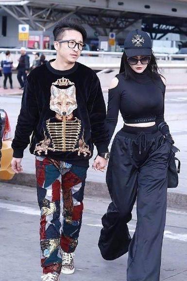 冉莹颖为炫腰勒这么紧, 衣服都快撑“爆”了, 难怪邹市明一脸无奈