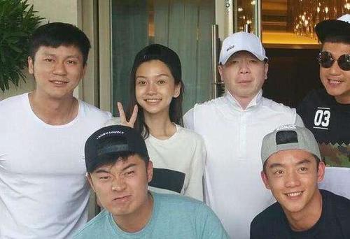 baby素颜能丑哭,时装周美如仙,进后台发现秘密全靠“妆”