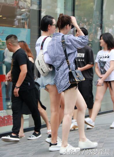 街拍成都:图1“S”曲线优美,图4背后“开叉”,图5大白腿吸睛