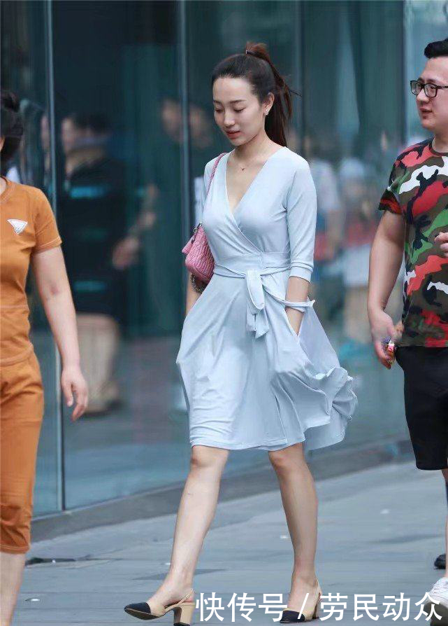 时尚美女街拍，图二是水桶腰，图五的锁骨为什么长这个样子