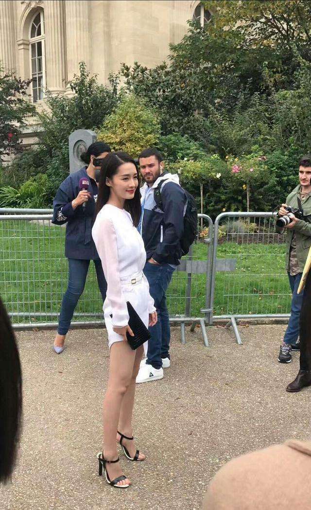 路人巴黎偶遇李沁街拍, 现场未修图流出, 离开PS女神长这样!