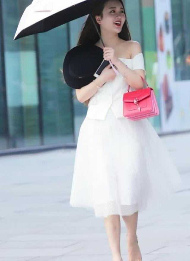 『 美女』秀出高挑的身材,展现骨感美,街拍:美女白色T恤配白色紧身裤