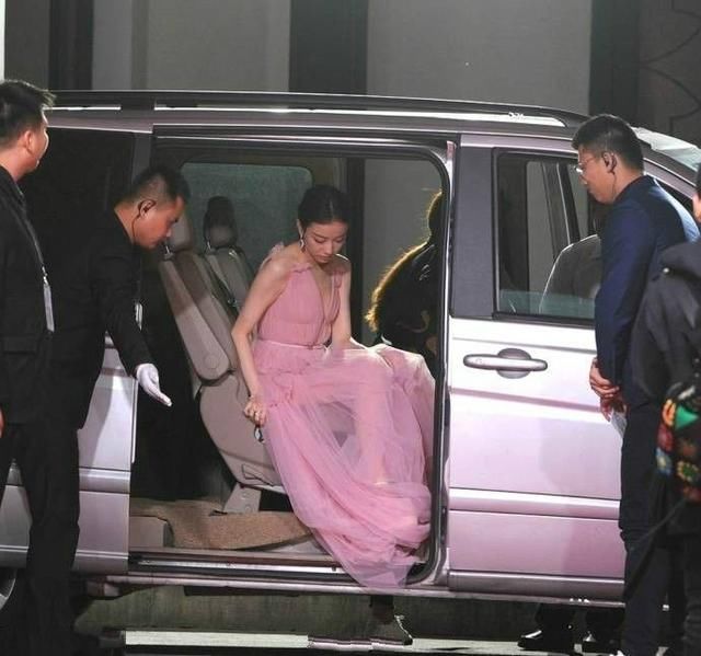 倪妮的淡紫色仙女裙现身，网友：胸都勒出腹肌了！