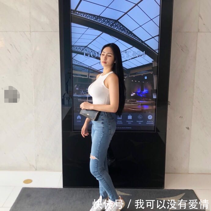 街拍：长相很甜很美的小姐姐，身姿丰腴这身材不一般啊！