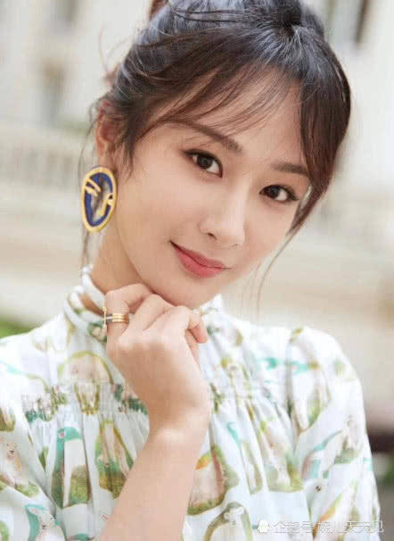 离开《香蜜》后，杨紫穿绿色裙子美得窒息，这腿是真实存在的吗？