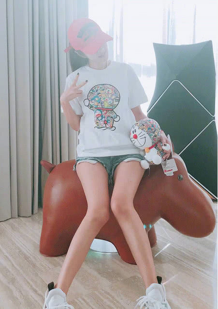 安以轩这个“腿精”又出来显摆大长腿了！网友：羡慕羡慕就好！