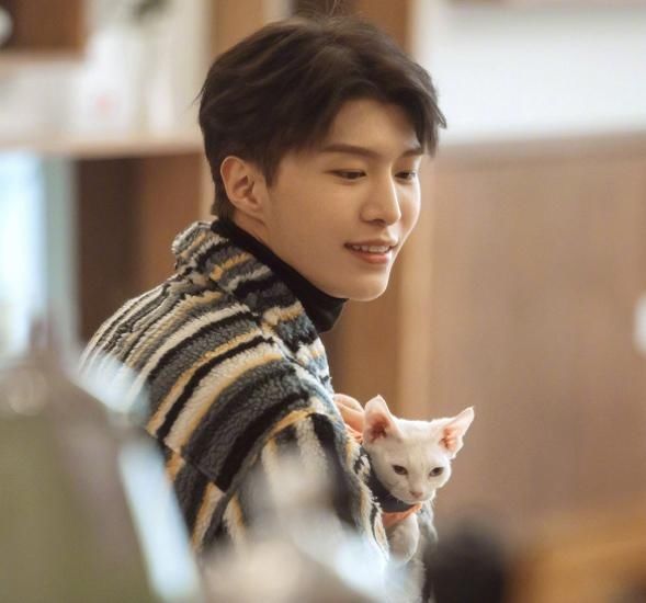 【扎心】当范丞丞遇到千玺！一个复古一个暖男，被00后叫哥哥扎心了！