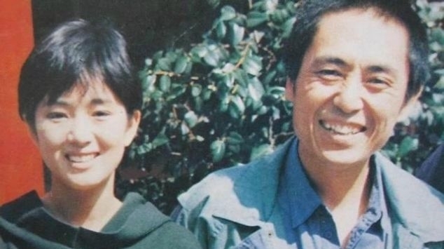  『巩俐』为了巩俐，张艺谋抛弃原配肖华，肖华现在过得怎么样了？