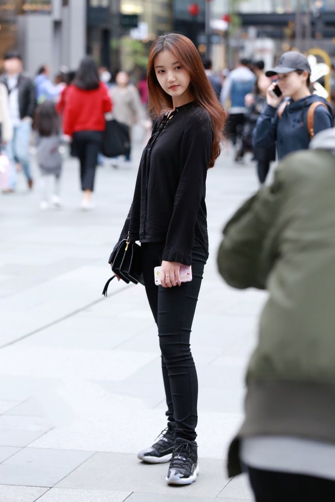 美女突显几分恰到好处的小性感与柔情，甜美可人，非常养眼！