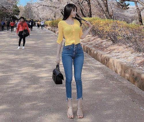 路人街拍，身材好的女生就是这么任性，随便一件衣服都这么好看