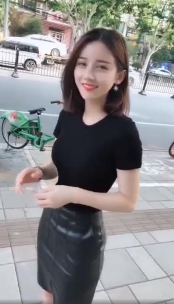 青涩的小姐姐穿上黑皮裙，成为街上的最美风景线