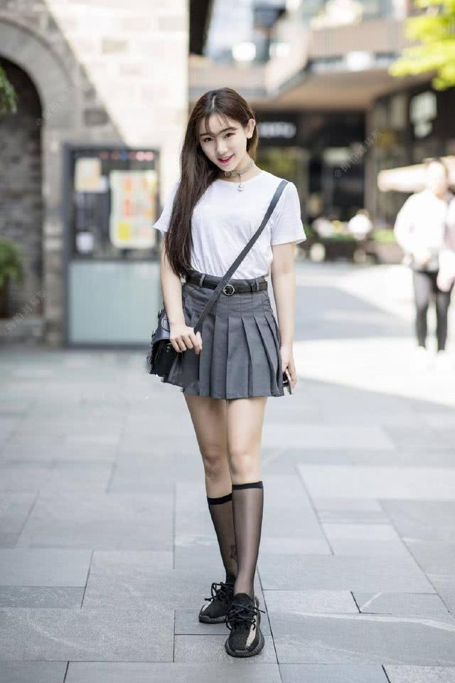 街拍：在人群备受大家的关注的小姐姐，非常的好看时尚！