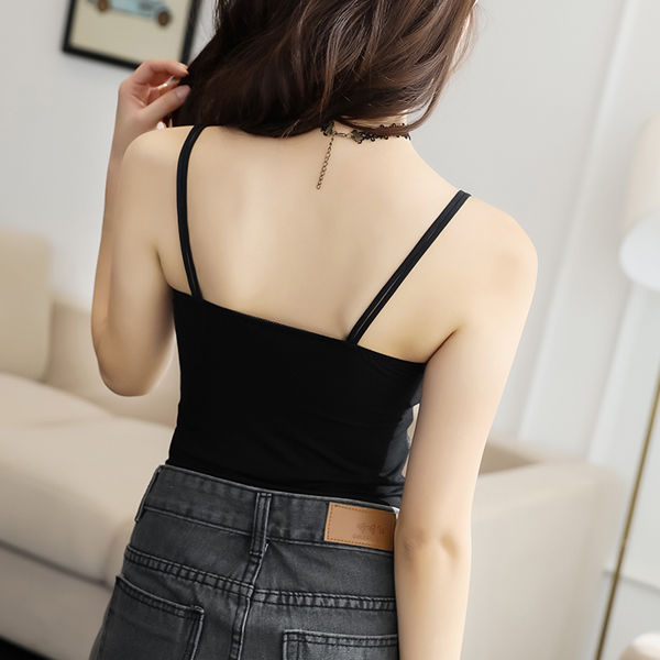 女人身材好别藏着，紧身背心光着穿，丰满性感，勾勒出火辣小蛮腰
