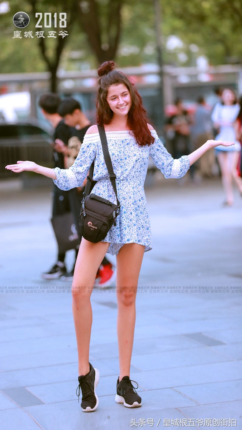 街拍:一个精致女人总能恰到好处的把控时尚脉搏