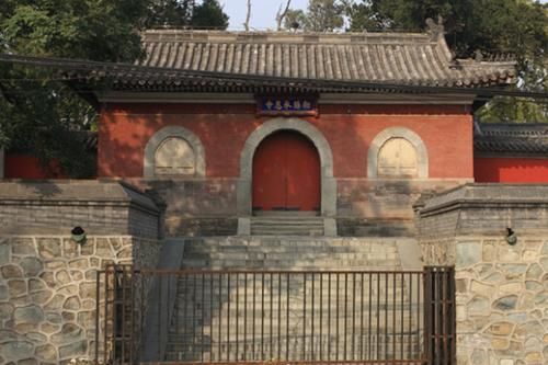 中国最神秘的寺庙，500年来大门紧闭，有人翻墙入内，景象不堪入