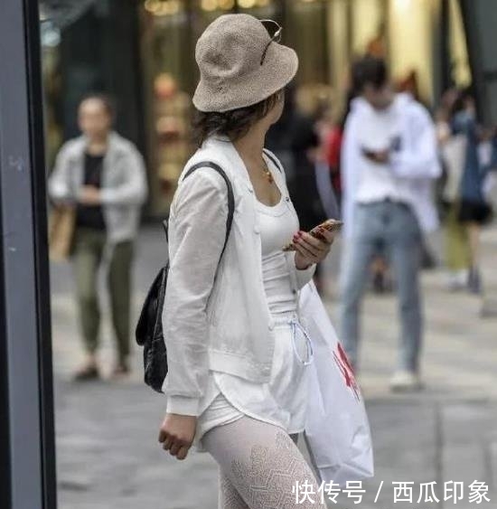  『短袖』街拍瑰姿艳逸的美女，一件黑色短袖配条纹长裤，时尚达人气质
