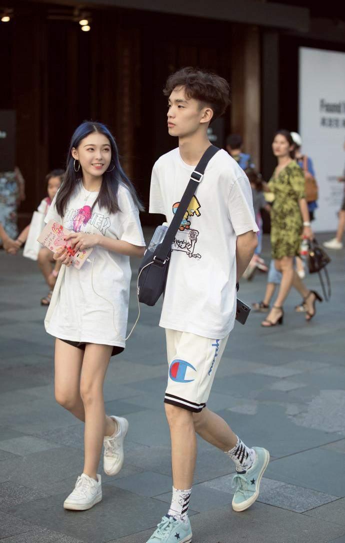 街拍：可爱迷人的双胞胎姐妹花，长相清纯，身材迷人，你喜欢哪个