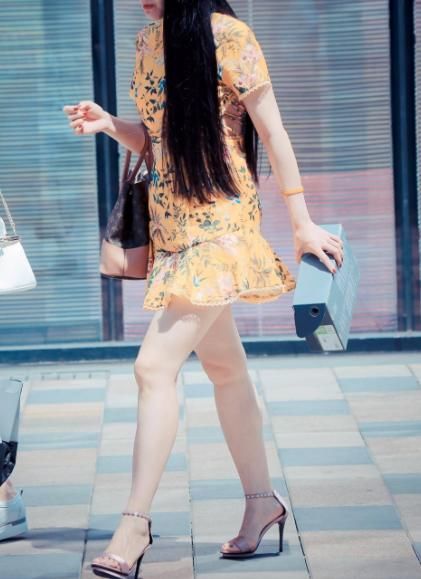  [脚上穿搭]街拍：金黄色印花连衣裙，搭配一字扣高跟鞋，彰显优雅魅力