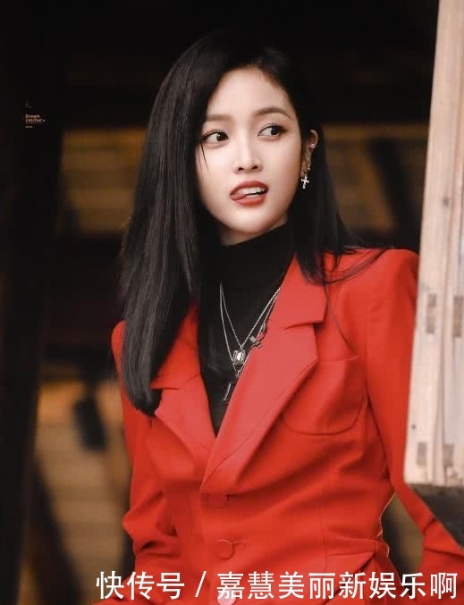 『报纸印花』西服如何搭配?春天西服那样穿,时尚潮流复古时尚的时尚范,谁穿谁美!