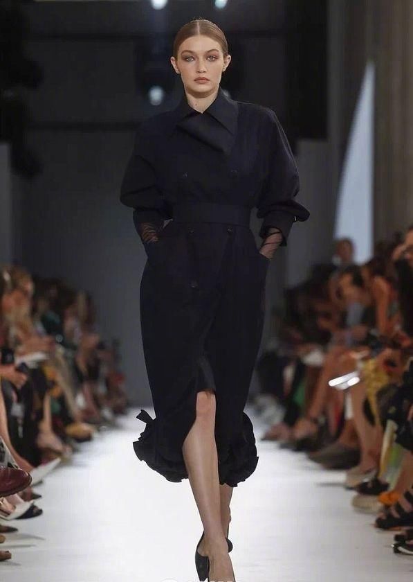 米兰时装周，大表姐刘雯这件驼色风衣气场太强大了，媲美欧美超模