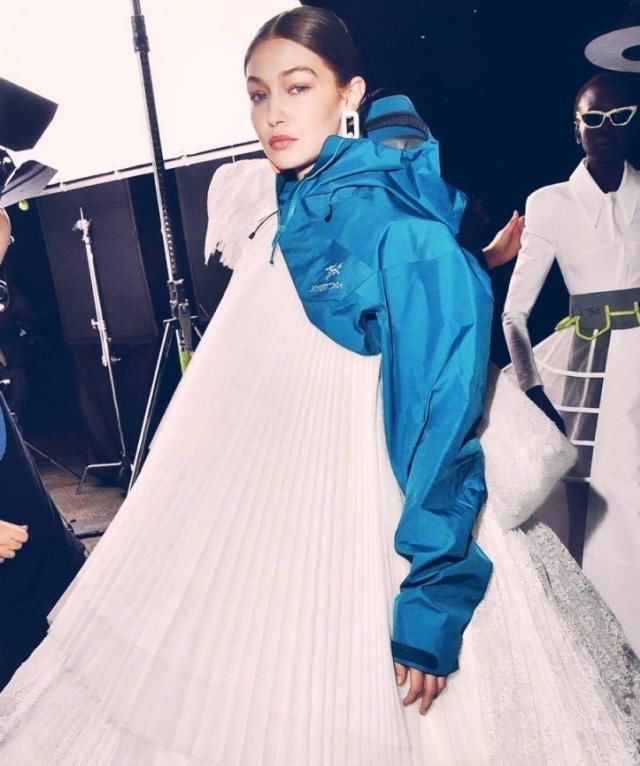  礼服：这大约就是我见过最“潮”的婚纱礼服，“一半运动衣一半长裙”，贼引人注意