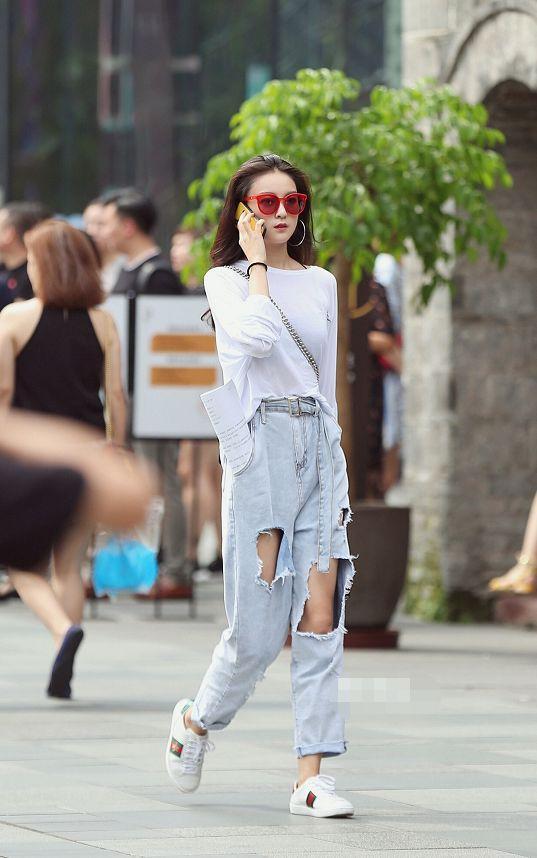 路人街拍，小姐姐这模样在大学里面绝对是校花