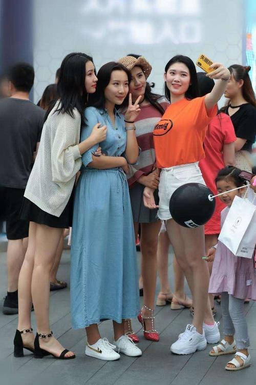 素人街拍: 身材好的女生, 就是傲娇的资本