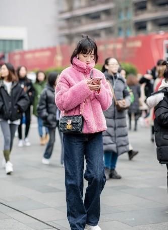  『长筒靴』路人街拍：美女腿型非常瘦，搭配黑色的长筒靴，格外的性感有魅力