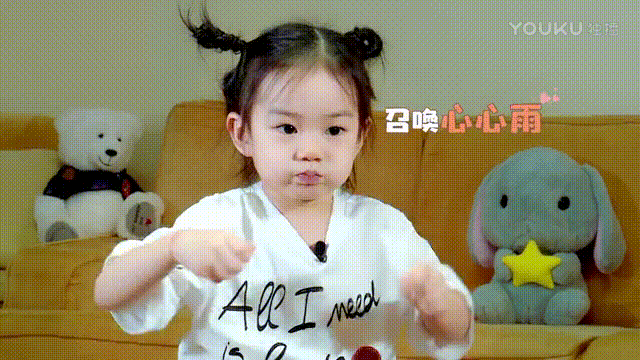 戚薇3岁女儿霸占热搜，化身新晋美妆博主，承认吧你还没一个孩子