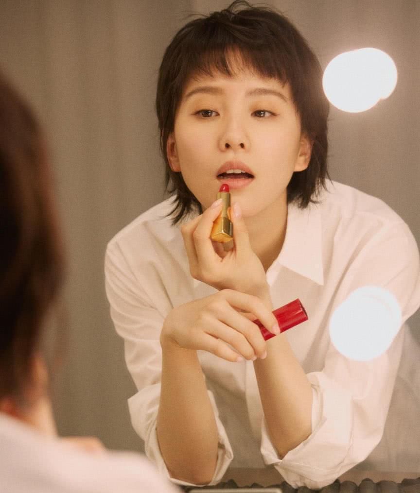 盘点众女星涂口红的样子，没想到最美的不是杨幂热巴居然是她!