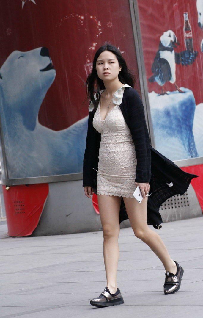 街拍:低胸紧身白纱短裙美眉，唯美浪漫芳华气味实足
