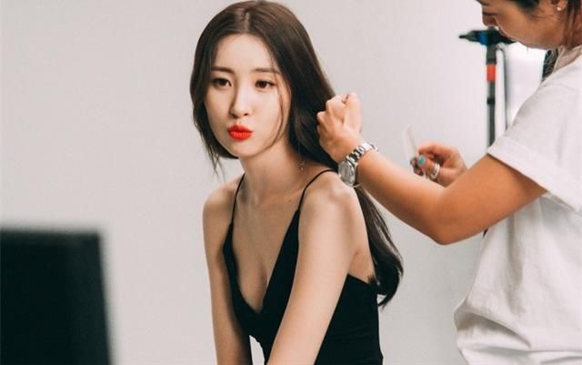 不愧是林心如，穿上黑色高跟鞋整屏都是腿，丝毫不输韩国第一美腿