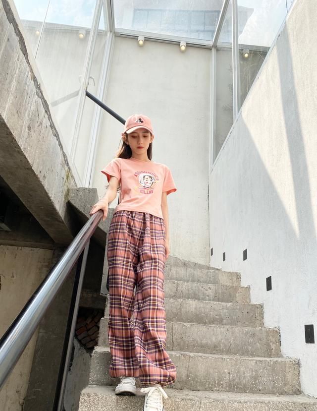  【堪称】现在阔腿裤不“受宠”了？这3款裤子明星都在穿它，堪称修腿神器