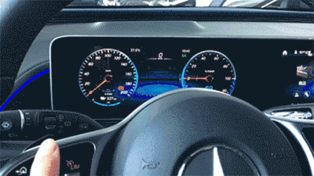 「娱乐系统」续航415km+5.2s破百！实拍奔驰首款纯电SUV
