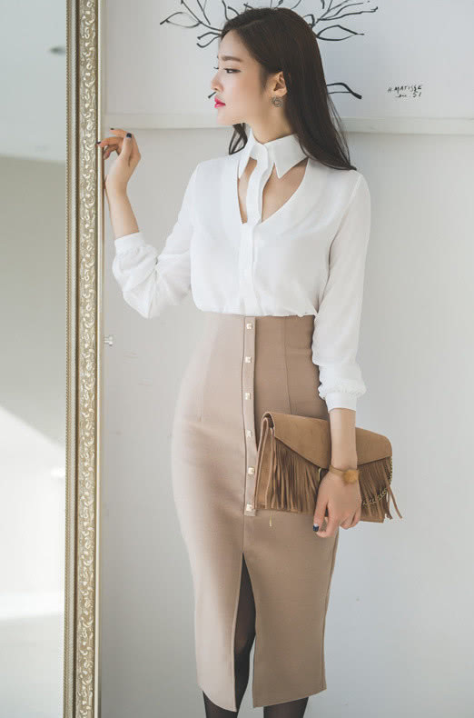 温润典雅又气场强大的美女，精致的长裙，处处流露出成熟的魅力！